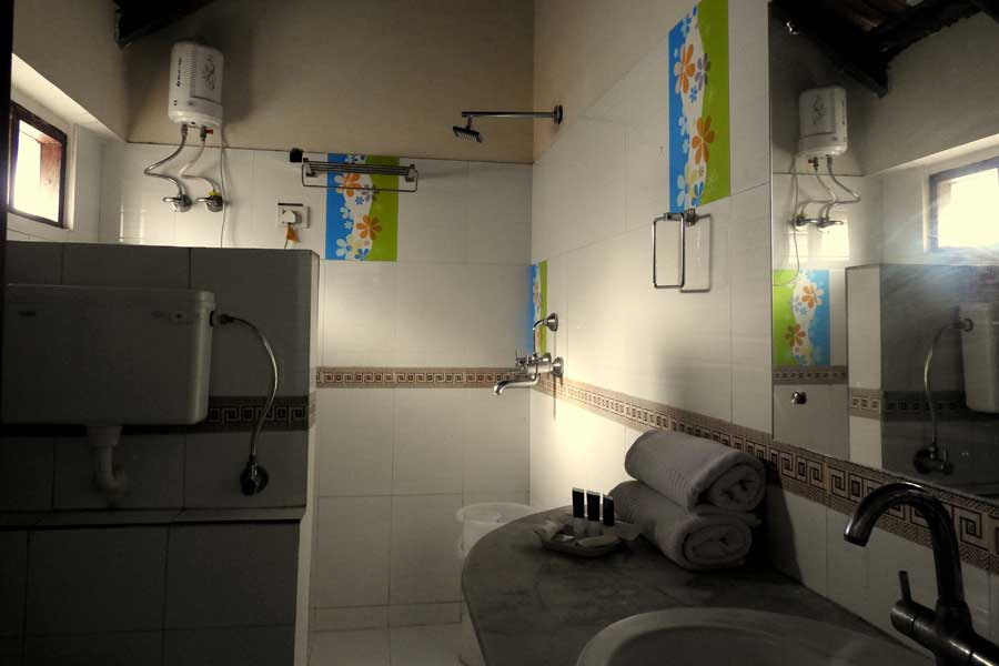 Madhai Riverside Lodge - Luxury Room - Washroom - Satpura Tiger Reserve